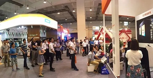 新品发布现场.jpg 新品发布现场.jpg