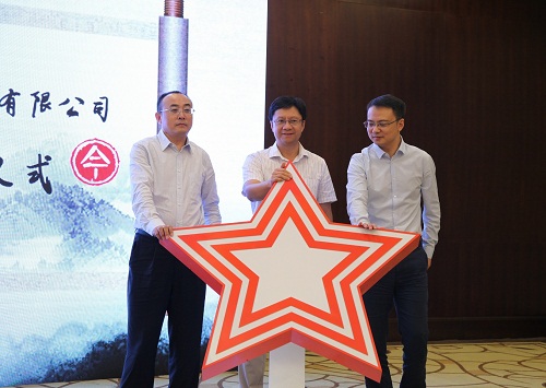 方正星空体育网页版登录,XK星空（中国）总裁杨斌（中）、华为中国区企业BG广电媒资星空体育网页版登录,XK星空（中国）
部副部长张宏中（右一）、方正星空体育网页版登录,XK星空（中国）数字出版与教育星空体育网页版登录,XK星空（中国）
部总经理刘长明（左一）共同发布融合云出版解决方案.jpg